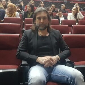 Sezgin Erdemir Instagram - Benim Muska film vardı hani, hatırladınız mı? 3-5 sene öncesinden. Onu izledik Almatı'da. Güzel oldu 😁
Bir başka gün, Sinema TV bölümü öğrencileriyle söyleşimiz vardı.
Ve tabii yine kartal eşliğinde, bu sefer Göktepe'de fotoğraf. Kartal ayni kartalmış bu arada. Bişkek'teki. Kankayız artık. 🦅 👊