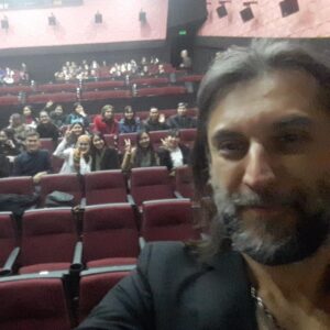 Sezgin Erdemir Instagram - Benim Muska film vardı hani, hatırladınız mı? 3-5 sene öncesinden. Onu izledik Almatı'da. Güzel oldu 😁
Bir başka gün, Sinema TV bölümü öğrencileriyle söyleşimiz vardı.
Ve tabii yine kartal eşliğinde, bu sefer Göktepe'de fotoğraf. Kartal ayni kartalmış bu arada. Bişkek'teki. Kankayız artık. 🦅 👊