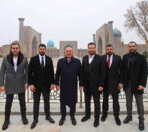 Sezgin Erdemir Instagram - Önceki hafta Sayın Dışişleri Bakan'ı Mevlüt Çavuşoğlu'nun davetiyle; yapımcımız Mehmet Bozdağ ile birlikte Özcan Ayma, Emre Kıvılcım, Mehmet Pala ve benim de yer aldığımız unutulmaz bir ziyaret yaşadık binlerce yıl ve kilometreye uzanan topraklara.
Önce Aşkabat, Türkmenistan'dı durağımız. Muhteşem mimarisi olan, göz kamaştırıcı bir sanat eseri gibiydi gözün gördüğü her yer. Ardından rotamız Özbekistan'a döndü. Urgenç, Xiva, Buhara ve Semerkand şehirlerini görme şansımız oldu. Sarayları, çarşıları gezdikçe, sanki zamanda yolculuk yapıyor gibiydik. Tüm ihtişamıyla duruyordu önümüzde tarih. Semerkand'da T.C. Baskonsolosluğu'nun açılışına katıldıktan sonra da son durağımız Taşkent'e geçtik. Dizimiz Mendirman Celaleddin'in hayata geçmesi için tüm imkanlari seferber eden Özbekistan Kültür Bakan'ı Ozodbek Nazarbekov'un ve tüm Özbek oyuncu arkadaşlarımın katılımıyla da basın toplantısını gerçekleştirmiş olduk. Bir gün daha Taşkent'te geçirdikten sonra artık zihnimize kazınmış, unutulmayacak hatıralarla Istanbul'a dönüş uçağına biniyorduk. Gittigimiz her yerde bizi sevgiyle karşılayan Türkmenistan ve Özbekistan halkına, bu geziyi mümkün kılan tüm Dışişleri ekibine ve ekip arkadaşlarıma teşekkür ederim.