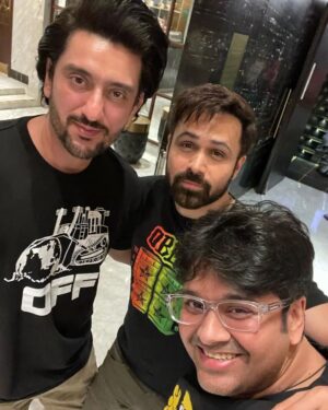 Shaad Randhawa Instagram - @therealemraan What an actor !!!!#Repost @milapzaveri #Selfiee with Inspector Om Prakash Agarwal aka @therealemraan 😍 So amazing to see Emi rock the film with his heartwarming and powerful performance of a common man!! A true hero! @akshaykumar is terrific and such a sport! He is lovable and believable in the role of a superstar! @nushrrattbharuccha is cute and sweet! @dianapenty is great. The director @raj_a_mehta has done a fab job. Best of luck to @karanjohar @apoorva1972 @somenmishra @dharmamovies for the release tom! ❤️