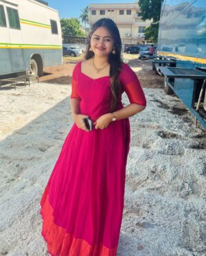 Shaalin Zoya Instagram - I missed you too!🫂❤️ 

Jwellers @handsontreasures absolutely loved your collection. Wearing @lisnavinu my favourite ❤️ Hair done by amazing and kind @glownshine_bridalmakeover  Thank you guys🤩🥰❤️
