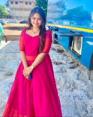 Shaalin Zoya Instagram - I missed you too!🫂❤️ 

Jwellers @handsontreasures absolutely loved your collection. Wearing @lisnavinu my favourite ❤️ Hair done by amazing and kind @glownshine_bridalmakeover  Thank you guys🤩🥰❤️