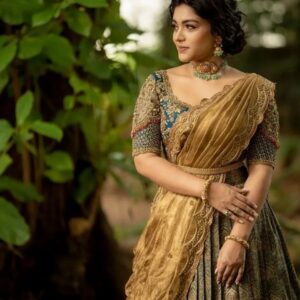 Shabana Shahjahan Instagram - Makeup & hair @vijiknr
Jewellery @bronzerbridaljewellery
Lens & lashes @bronzerlashes
Costume @nirali_design_house
Camera @camerasenthil
Location @avmgardens