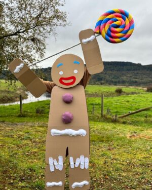 Shae Bennett Instagram - This year we chose the theme of “SHREK” and I couldn’t not choose the ginger bread man!
“EAT ME”
What’s been your favorite year? 
What were you guys for Halloween?
#bennetthalloween 
@theohanaadventure