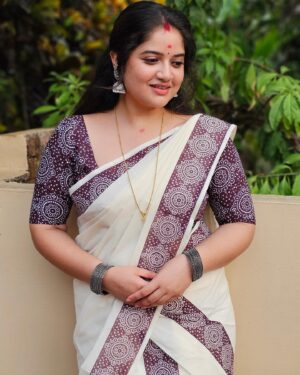 Shafna Instagram - How can I not flaunt my vishu kodi when it’s pure beauty!!! 

Thankyou @ar_handlooms_kuthampully for the beautiful vishukodi…. ♥️ 

Clicked @sajinsajin_ 👽 
Muah @shafna.nizam (myself🤪) 

#saree #sareelove #setmundu #vishukodi #vishu #vishu2024  #arhandlooms #arhandloomskuthampully #shafnanizam #sajin