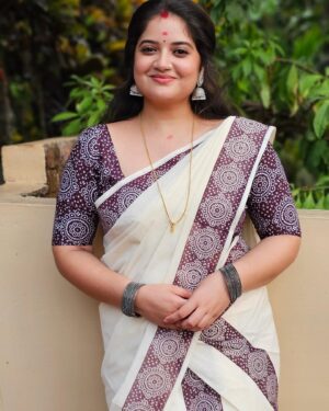 Shafna Instagram - How can I not flaunt my vishu kodi when it’s pure beauty!!! 

Thankyou @ar_handlooms_kuthampully for the beautiful vishukodi…. ♥️ 

Clicked @sajinsajin_ 👽 
Muah @shafna.nizam (myself🤪) 

#saree #sareelove #setmundu #vishukodi #vishu #vishu2024  #arhandlooms #arhandloomskuthampully #shafnanizam #sajin