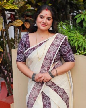 Shafna Instagram - How can I not flaunt my vishu kodi when it’s pure beauty!!! 

Thankyou @ar_handlooms_kuthampully for the beautiful vishukodi…. ♥️ 

Clicked @sajinsajin_ 👽 
Muah @shafna.nizam (myself🤪) 

#saree #sareelove #setmundu #vishukodi #vishu #vishu2024  #arhandlooms #arhandloomskuthampully #shafnanizam #sajin