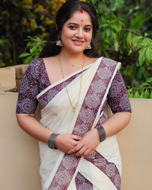 Shafna Instagram - How can I not flaunt my vishu kodi when it’s pure beauty!!! 

Thankyou @ar_handlooms_kuthampully for the beautiful vishukodi…. ♥️ 

Clicked @sajinsajin_ 👽 
Muah @shafna.nizam (myself🤪) 

#saree #sareelove #setmundu #vishukodi #vishu #vishu2024  #arhandlooms #arhandloomskuthampully #shafnanizam #sajin