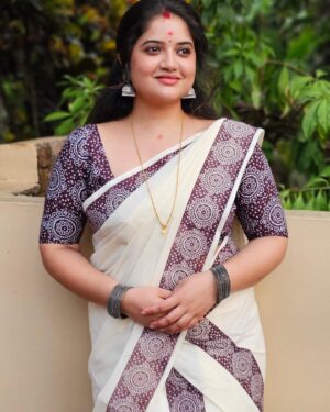 Shafna Instagram - How can I not flaunt my vishu kodi when it’s pure beauty!!! 

Thankyou @ar_handlooms_kuthampully for the beautiful vishukodi…. ♥️ 

Clicked @sajinsajin_ 👽 
Muah @shafna.nizam (myself🤪) 

#saree #sareelove #setmundu #vishukodi #vishu #vishu2024  #arhandlooms #arhandloomskuthampully #shafnanizam #sajin