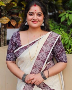 Shafna Instagram - How can I not flaunt my vishu kodi when it’s pure beauty!!! 

Thankyou @ar_handlooms_kuthampully for the beautiful vishukodi…. ♥️ 

Clicked @sajinsajin_ 👽 
Muah @shafna.nizam (myself🤪) 

#saree #sareelove #setmundu #vishukodi #vishu #vishu2024  #arhandlooms #arhandloomskuthampully #shafnanizam #sajin
