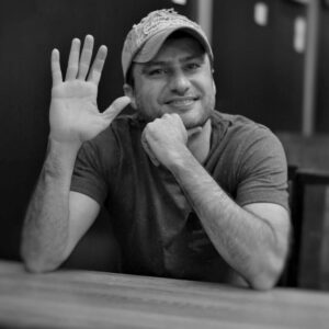 Shahram Haghighatdoust Instagram - با تمام مشكلات و سنگ اندازي ها در تياتر اين مرز و بوم هنوز هستيم و خوشحاليم ...
تا باشد ما اينگونه باشيم و تا نباشد آنها آنگونه ؛-)
#shahram_hds