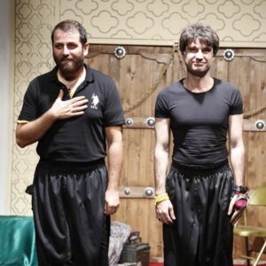 Shahram Haghighatdoust Instagram - شروع نمايش همسايه آقا
با رفيق جانان ساليانم امير رضا دلاوري كه در اين اجرا بي نظير است و ميدرخشد. 
شايد كمي بي ربط باشه ولي جاي نوري خالي 😜
تماشاخانه باران هر شب ساعت ٩ شب به غير از شنبه ها 
خريد بليت گيشه باران و سايت تيوال
فلسطين جنوبي پايين تر از تقاطع انقلاب پلاك ٢٩٢
عكس كورش جوان