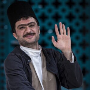 Shahram Haghighatdoust Instagram - نمايش كمدي مضحكه شبيه قتل - نويسنده و كارگردان : حسين كياني 
سالن اصلي تياتر شهر
هر شب ساعت ١٩:٣٠ اجرا تا ٢٤ مهر ماه
فروش بليط گيشه تياتر شهر و سايت تيوال 
www.tiwall.com
بازيگران به ترتيب ورود به صحنه :
شهرام حقيقت دوست .  نگار عابدي . حبيب دهقان نسب . عليرضا آرا. الهام پاوه نژاد . مسعود ميرطاهري . رويا ميرعلمي . ويدا جوان