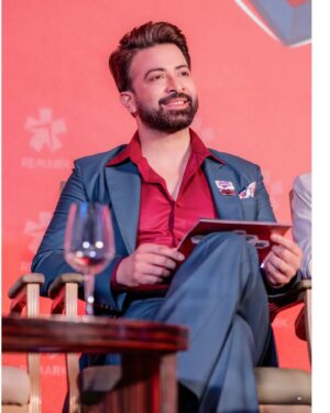 Shakib Khan Instagram - দেশ ও মানুষের কল্যাণে নিবেদিত রিমার্কের নতুন উদ্যোগ ‘আপনজন’ প্রোগ্রামের শুভ উদ্বোধন হলো! 

কঠিন সময়ে যে পাশে থাকে, সেই তো ‘আপনজন’।
 
#ShakibKhan @herlan_bangladesh #RemarkHB #Aponjon #GivingBackTogether #RemarkHerlan @lilybangladesh