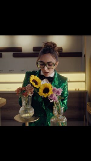 Shakun Batra Instagram - Kabhi “Toodles!” na kehna!

Cuz more fun is incoming🤫

‘Toodles’ Ft. @karanjohar @kiaraaliaadvani 

Our new work for @lenskart !

Director: @shakunbatra 

Production Company: @moonshot.fun in association with @jouska.films 

Executive Producers: @tanmaybhat & @devaiah.bopanna 

GM Marketing: @anupamtripathi_ 

DOP: @shivendukudalkar 

Associate Producer: @tanvisanghvi 
Line Producer: @chetkale 
Chief AD: @prabudhsardana 
DA: @soorejrnair 
DA: @sameeha.sabnis 
2nd ADs: @tinseltown_boy & @arjunnmitra 

Production Designer:@shruti.agni 
Costume Stylist: @stylebyteam_rr 
Hair & Make-Up: @makeupby_mahimawachher 

Karan Johar’s Team
Costume Stylist: @ekalakhani 
Hair: Rajiv
Make-Up: Paresh Kalgutkar

Kiara Advani’s Team
Costume Stylist: @lakshmilehr 
Hair: @yiannitsapatori 
Make-Up:  @makeupbylekha 

Offline Editor:  @kalradipika 
Colourist: Xavi Santolaya
Online Editors: @pranay_shedge & @laukiklodh 
Music Director: @karan.malhotra8 
Sound Engineer: @nevillethedeville 
Post Production Supervisor: @santoshshinde3855 
Post Studios:  @after_studios & Pulzz
