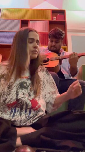 Shalmali Kholgade Instagram - When the Grind feels this good 🤌🏼❤️😅 best evening spent with @thatfingerstyleguitarist 

Now go stream the original! Link in bio ❤️

Location courtesy @chordfatherproductions 
Recorded mixed by @farhanfshaikh ❤️