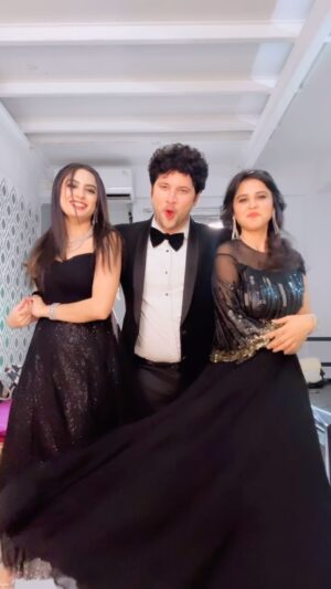 Shalu Shreya Instagram - Disco deewane 🖤💃🪩 

#blacklove #nocoardintion #freestyle #themeparty #suhagan #makeuproomdiaries #dancelove #happyus