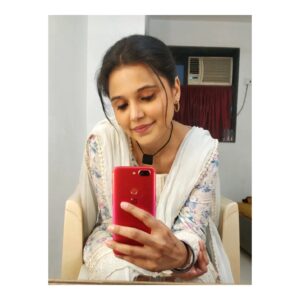 Shalu Shreya Instagram - "रब से है दुआ",,
कि आज रात 10 बजे Zee TV पर आपलोग मुमताज़ उर्फ मुम्मो से रूबरू होंगे!

एक लंबे अरसे के बाद मिलेंगे, उम्मीद करती हूं आपको मुझसे मिलकर अच्छा लगे। 

••••••••••
इस किरदार के बारे में हमारे लेखक और क्रिएटिव डायरेक्टर ने बताया कि ये किरदार वीर-ज़ारा में दिव्या दत्ता उर्फ शब्बो जैसा है
मेरी पूरी कोशिश है कि उस किरदार की एक झलक आपको मुझमें दिखाई दे!
मै माफी चाहूंगी अगर मुझसे कोई भी भूक-चूक हो 
और हमारे डायरेक्टर ने मुझे ये किरदार निभाने के लिए  हर तरीके से मेरा मारगदर्शन किया है

"निज़ाम-ए-हस्ती जो चला रहा है💫 मैं उसकी सबसे ज्यादा शुक्रगुज़ार हूं कि मुझे इस किरदार के लिए चुना। 😇"

मैं एक कलाकार हूं और कोई भी किरदार की रूह बनकर आपको दिख सकती हूं
कैसा भी किरदार हो निभा सकती हूं |

मैं आपकी बोहोत बोहोत आभारी हूं 🙏
#keertinagpure
@deveshacharya25
@avhiroopmazzumdar 
@ranjitguptaa 
@zaheerzshaikh
@studiolsd_
@itsprateeksharma 
@paasha91 
@vaidrekha 
@piyush.pandey.562 

#rabbsehaidua #zeetv #zee5