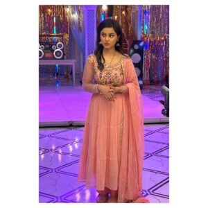 Shalu Shreya Instagram - My foreva M🤨🙄D, 
when people around me! (not my fav ones)
🤓🤪