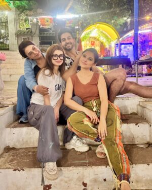 Shalu Shreya Instagram - Vibe check ✅cheers and laughters #happypeople .
.
.
#sahilphull #newpost #lovelyfriends