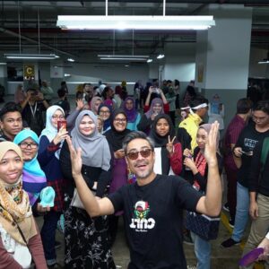 Sham Visa Instagram - Wowww terima kasih buat semua @shamvengers yg sanggup tunggu abg sham malam tadi selepas fulldress rehearsal. Beratur panjang & paling happening. This is my real suporters. Thank you so much atas sokongan kalian. Much love for all of you! ❤️
.
📸 @neonpixelofficial 📺 @mindorder 💖 @shamvengers
.
#MindOrder #MindOrderManagement #ShamVisa #ShamxMindOrder #ShamGV19 #GegarVaganza2019 #GV6 #shamvengers @shamvengers @mindorder