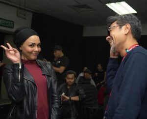 Sham Visa Instagram - Sekejabnya masa berjalan. Tinggal beberapa jam lagi utk abg sham beraksi di pentas semifinal #GV6. Alhamdulillah syukur. Jangan lupa support abg sham jam 9malam ni di Astro Ria, Ria HD & Astro Go. Thank you @neonpixelofficial for the candids. Terima kasih guys! ❤️
.
📸 @neonpixelofficial 📺 @mindorder 💖 @shamvengers
.
#MindOrder #MindOrderManagement #ShamVisa #ShamxMindOrder #ShamGV19 #GegarVaganza2019 #GV6 #shamvengers @shamvengers @mindorder