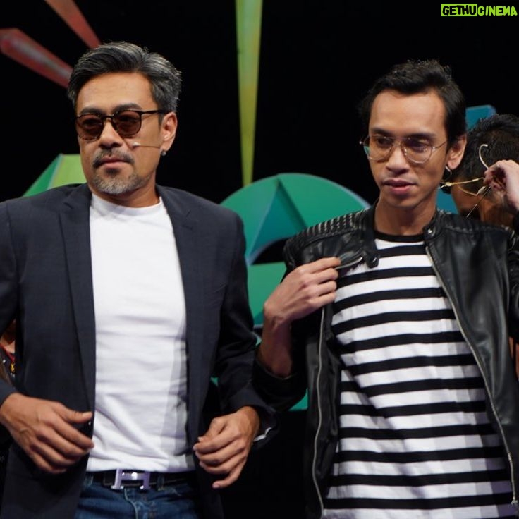 Sham Visa - 7.2K Likes - Sebelum ni abg sham ke @meletop utk memperkenalkan diri ke program #GV6 tapi malam tadi kami ke program sama utk bercerita mengenai persediaan ke pentas final. Sekejab masa berlalu. Anyway, thanks so much @meletop kerana mengundang kami. We had fun! 😍😬
.
📸 @neonpixelofficial 📺 @mindorder 💖 @shamvengers
.
#MindOrder #MindOrderManagement #ShamVisa #ShamxMindOrder #ShamGV19 #GegarVaganza2019 #GV6 #shamvengers @shamvengers @mindorder