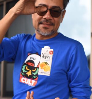 Sham Visa Instagram - Sesekali abg sham belanja posing dgn minuman susu fave, yogurt manggo @farmfreshmilkmalaysia yg setiap minggu berebut dgn @thisisnaqiu kt MBSA. Korang trylah, serius lain dari minuman susu lain! #IniBarulahSusuSegar ❤️
.
📸 @neonpixelofficial 🏫 @mindorder 👔 @cult_my .

#MindOrder #MindOrderManagement #ShamVisa #ShamxMindOrder #ShamGV19 #GegarVaganza2019 #GV6 #shamvengers @shamvengers @mindorder