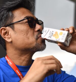 Sham Visa Instagram - Sesekali abg sham belanja posing dgn minuman susu fave, yogurt manggo @farmfreshmilkmalaysia yg setiap minggu berebut dgn @thisisnaqiu kt MBSA. Korang trylah, serius lain dari minuman susu lain! #IniBarulahSusuSegar ❤️
.
📸 @neonpixelofficial 🏫 @mindorder 👔 @cult_my .

#MindOrder #MindOrderManagement #ShamVisa #ShamxMindOrder #ShamGV19 #GegarVaganza2019 #GV6 #shamvengers @shamvengers @mindorder