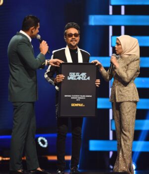 Sham Visa Instagram - Alhamdulillah syukur kerana abg sham memang lagi Anugerah Bintang Cuckoo Paling Gempak buat kali ketiga! Yeayyyy 3kali dah abg sham memang atas undian semua peminat. Terima kasih @shamvengers atas sokongan kalian. Korang memang the best! ❤️🙏🏻
.
📽 @neonpixelofficial 🏫 @mindorder 💖 @shamvengers
.
#MindOrder #MindOrderManagement #ShamVisa #ShamxMindOrder #ShamGV19 #GegarVaganza2019 #GV6 #shamvengers @shamvengers @mindorder