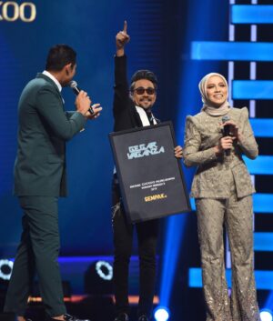 Sham Visa Instagram - Alhamdulillah syukur kerana abg sham memang lagi Anugerah Bintang Cuckoo Paling Gempak buat kali ketiga! Yeayyyy 3kali dah abg sham memang atas undian semua peminat. Terima kasih @shamvengers atas sokongan kalian. Korang memang the best! ❤️🙏🏻
.
📽 @neonpixelofficial 🏫 @mindorder 💖 @shamvengers
.
#MindOrder #MindOrderManagement #ShamVisa #ShamxMindOrder #ShamGV19 #GegarVaganza2019 #GV6 #shamvengers @shamvengers @mindorder