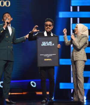 Sham Visa Instagram - Alhamdulillah syukur kerana abg sham memang lagi Anugerah Bintang Cuckoo Paling Gempak buat kali ketiga! Yeayyyy 3kali dah abg sham memang atas undian semua peminat. Terima kasih @shamvengers atas sokongan kalian. Korang memang the best! ❤️🙏🏻
.
📽 @neonpixelofficial 🏫 @mindorder 💖 @shamvengers
.
#MindOrder #MindOrderManagement #ShamVisa #ShamxMindOrder #ShamGV19 #GegarVaganza2019 #GV6 #shamvengers @shamvengers @mindorder