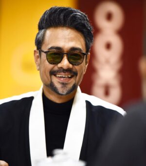 Sham Visa Instagram - Setiap minggu tanpa gagal pihak media akan setia menunggu utk temubual & membuat liputan utk abg sham. Alhamdulillah abg sham amat hargainya. Terima kasih atas sokongan kalian semua yg tak henti memberikan publisiti positif. Thank you so much semua.. ❤️
.
Terima kasih buat photographer dari @neonpixelofficial yg sentiasa merakamkan gambar kandid abg sham di sesi sidang media malam ahad lalu. Thank you so much guys, the best digital team! 🙏🏻✌🏻
.
📸 @neonpixelofficial 🏫 @mindorder 💖 @shamvengers
.
#MindOrder #MindOrderManagement #ShamVisa #ShamxMindOrder #ShamGV19 #GegarVaganza2019 #GV6 #shamvengers @shamvengers @mindorder