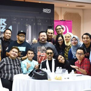 Sham Visa Instagram - Terima kasih buat photographer dari @neonpixelofficial yg sentiasa merakamkan gambar kandid abg sham di sesi sidang media malam ahad lalu. Thank you so much guys, the best digital team! 🙏🏻✌🏻
.
📸 @neonpixelofficial 🏫 @mindorder 💖 @shamvengers
.
#MindOrder #MindOrderManagement #ShamVisa #ShamxMindOrder #ShamGV19 #GegarVaganza2019 #GV6 #shamvengers @shamvengers @mindorder