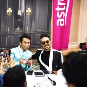 Sham Visa Instagram - Terima kasih buat photographer dari @neonpixelofficial yg sentiasa merakamkan gambar kandid abg sham di sesi sidang media malam ahad lalu. Thank you so much guys, the best digital team! 🙏🏻✌🏻
.
📸 @neonpixelofficial 🏫 @mindorder 💖 @shamvengers
.
#MindOrder #MindOrderManagement #ShamVisa #ShamxMindOrder #ShamGV19 #GegarVaganza2019 #GV6 #shamvengers @shamvengers @mindorder