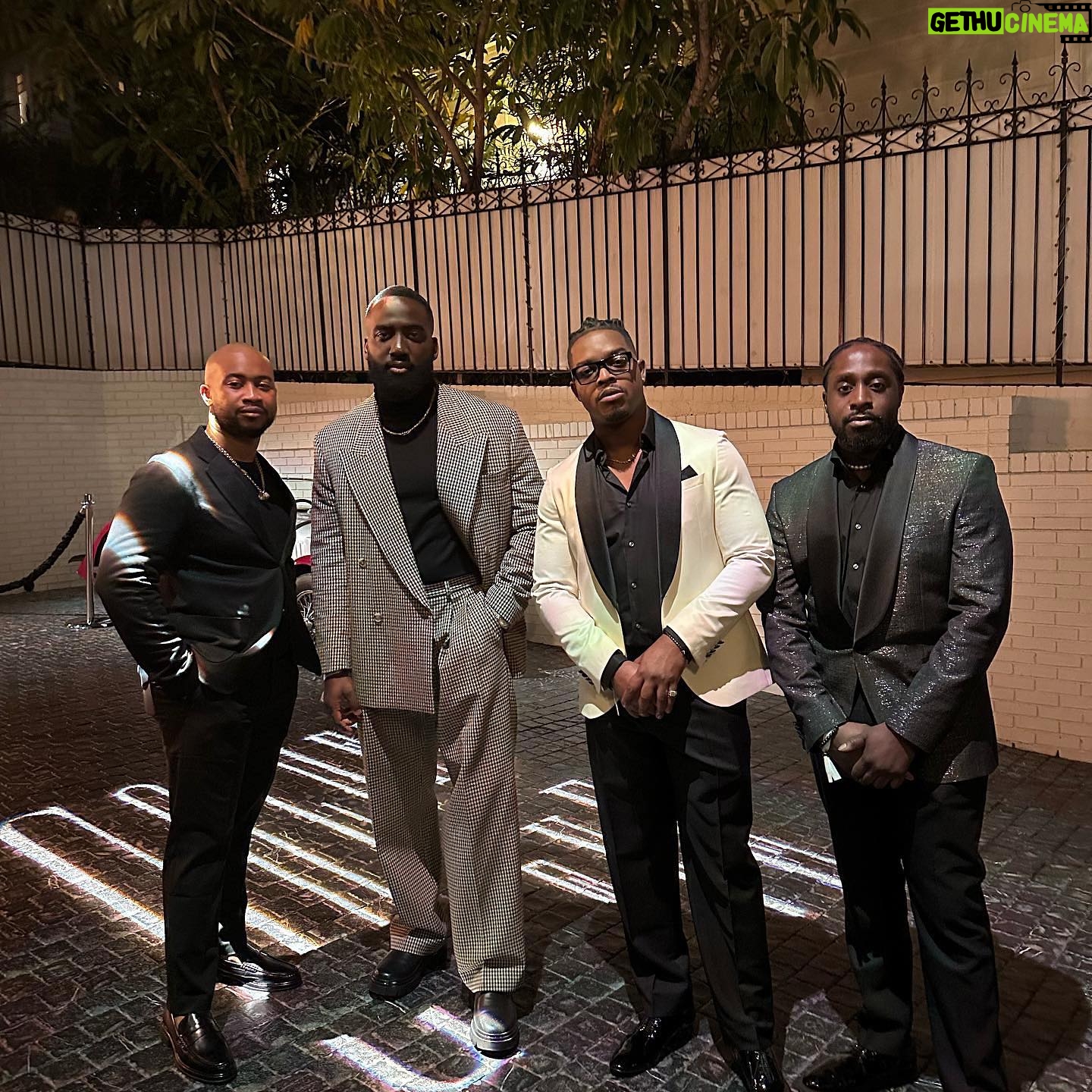 Shamier Anderson - 3 Likes - The LA Experience ☀️
The Rolodex:
1. The Canadian Consulate 🍁 🔐
2. Apt 200 LA Show 🪩
3. Black Luxury 💎
4. The Scarborough Goodfellas 🎩
5. Hollywood Hills Studio Sessions 🌴
6. Top 3 Burgers in the world. 🍔
7. John Wick 5 👀
8. Las Vegas Shows w/ The Loud Boys. 🎰
9. Rush Hour Reboot: Canada meets France 🇫🇷 🇨🇦
10. Avenue of The Stars 🏎️
