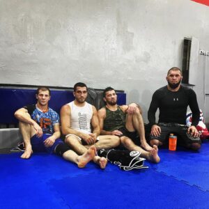 Shamil Abdulaev Instagram - Выражение лица не может быть весёлым после таких спаррингов. 
@fc_universal_fighters 
@ilyas__57.2 
@alikhanov_84 
@mysaev_93 

#шея_ильяс#локоть_абус#бтр_эльхан