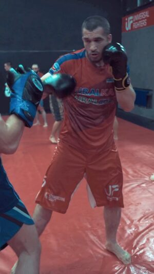 Shamil Abdulaev Instagram - Без красок. 

@universalfighters.fc 
@uf_moscow 

#тренирвка#трудовыебудни#цех