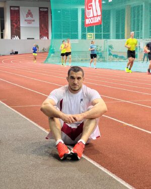 Shamil Abdulaev Instagram - Уверен многие не знают какая польза от бега, поэтому решил представить некоторую информацию из Википедии, зная что вы вряд ли будете искать её сами.
Читай и узнавай многое о беге и его влиянии на организм ⬇️⬇️⬇️

Бег предоставляет хорошие условия в качестве аэробной тренировки, которая увеличивает порог выносливости, положительно влияет на сердечно-сосудистую систему, повышает обмен веществ в организме и, таким образом, помогает осуществлять контроль за весом тела. Бег позитивно влияет на иммунную систему и улучшает тонус кожи. Укрепление мускулатуры ног и улучшение обмена веществ помогает предотвратить и устранить целлюлит.

Бег позволяет наладить ритмическую работу эндокринной и нервной систем. Во время бега, когда человек постоянно преодолевает земную гравитацию, подскакивая и опускаясь в вертикальном положении, кровоток в сосудах входит в резонанс с бегом, при этом активизируются ранее незадействованные капилляры. Микроциркуляция крови активизирует деятельность органов внутренней секреции. Поток гормонов возрастает и способствует координированию деятельности других органов и систем организма.

#бег_это_настроение