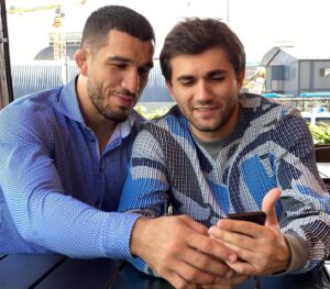 Shamil Abdulaev Instagram - Современная молодёжь))

#Профессиональные_воздуханы#москва#обед_по_расписанию