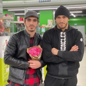 Shamil Abdulaev Instagram - Жизнь – это то, что проходит мимо нас, пока мы строим планы. 

#романтики#жизнь#послеспаррингов#мечты#цветы#кутузовский#агьигьа