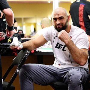 Shamil Abdurakhimov Instagram - Ассалам алейкум друзья, скоро увидимся 20 апреля #ufc @ufcrussia в Санкт Петербурге СК Юбилейный. Спасибо заранее всем кто будет болеть за меня, ваша поддержка для меня очень важна. ИншаАлагь победа.