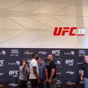 Shamil Abdurakhimov Instagram - Битва взглядов👀
#ufc #ufcAbuDhabi #ufc242