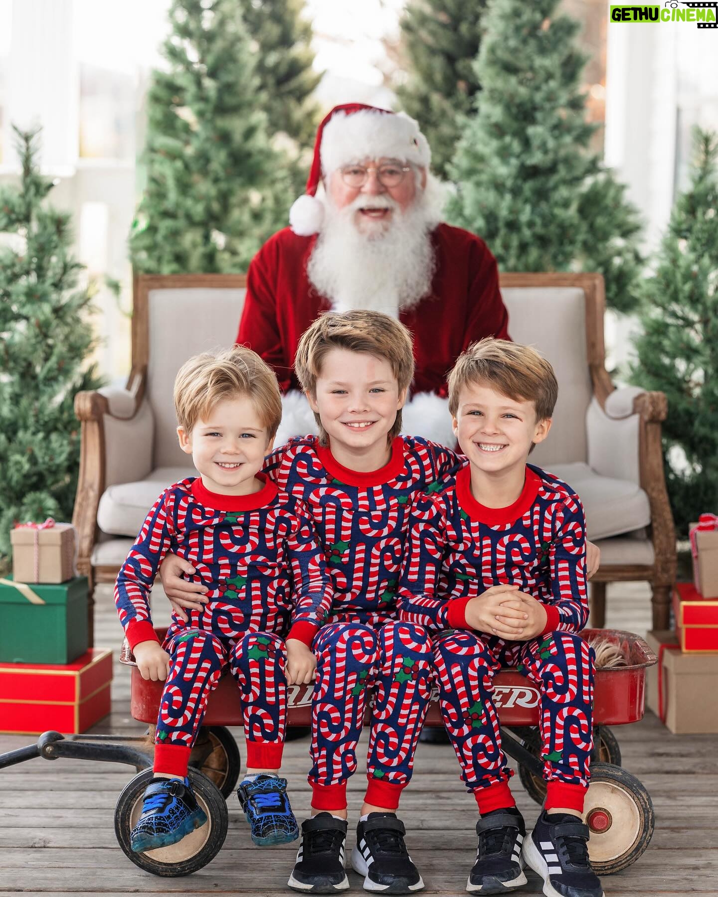 Shandi Finnessey - 321 Likes - Iām obsessed with our Santa pics this year. He spent so much time with each boy⦠asking how their year was, if theyāre liking school, what they want for Christmas (Bodhi and Finn said ātime machinesā so yeah, good luck with that one, Santa). Christmas time is just pure magic! Nothing quite like seeing the holidays through the eyes of a child.