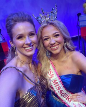 Shandi Finnessey Instagram - Moments captured while hosting the @missmovolpageant this weekend. While it’s always great to be back in Missouri, I was especially grateful for this trip… mostly to enjoy my mom’s super special salads that are “made with love.” 💕 

Congratulations to the new titleholders!! It was another fantastic pageant with exceptional young ladies competing!! I know the girls wearing the crowns tonight will make our state proud at nationals! 

#missvolunteeramerica #missmissourivolunteer