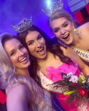 Shandi Finnessey Instagram - Moments captured while hosting the @missmovolpageant this weekend. While it’s always great to be back in Missouri, I was especially grateful for this trip… mostly to enjoy my mom’s super special salads that are “made with love.” 💕 

Congratulations to the new titleholders!! It was another fantastic pageant with exceptional young ladies competing!! I know the girls wearing the crowns tonight will make our state proud at nationals! 

#missvolunteeramerica #missmissourivolunteer