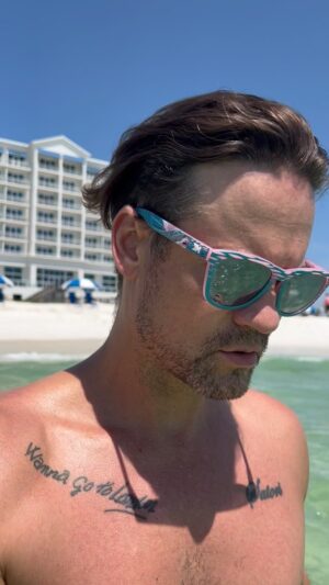 Shane West Instagram - #tbt to 3 weeks ago….when I had hair ✂️ 

And I was on a solo vacation. And the water was perfect. Guess where?

#takemeback #jimmybuffett