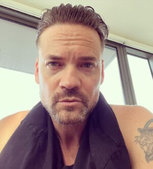 Shane West Instagram - Hello der, new do…..who dis? ✂️ 

Slowly going the way of the Buffalo 🦬 

#nashville #losangeles 
#blur #mxpx