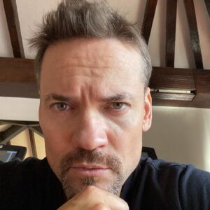 Shane West Instagram - Bye 2021 and #happynewyear everyone….
This past year was the most 🍌 year of my life….for all the right reasons. It’s been one hell of an adventure but I’m proud of it and excited to see what comes next 💫 
Also, I clearly don’t know what to do with my hands 
#2022 #concerned #imissBetty