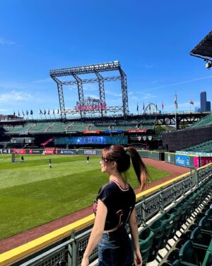 Shang-Fei Wang Instagram - 這場球賽真的好戲劇性
前7局0:4 
第八局開始逆轉
最後一個再見滿壘全壘打真的太猛太嗨了！
Let’s go mariners 🔥

Pregame tour 幸運拿到一顆球😍

Hair band @muria_official